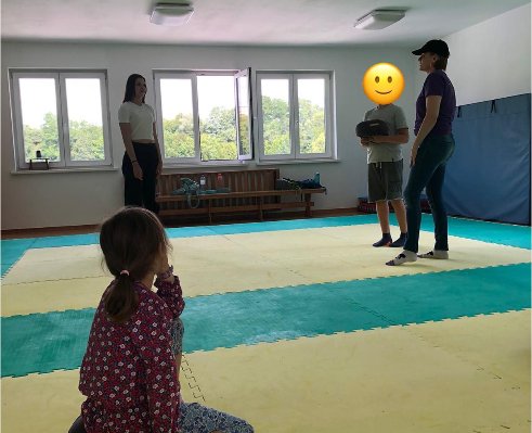 Übung in einer Turnhalle mit Matten, Gesichter verdeckt