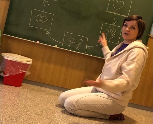 Nathalie Barth erklärt etwas an einer Tafel mit Skizzen